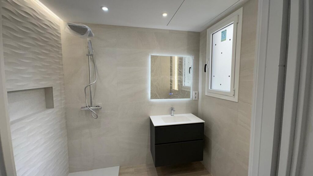 Baño con ducha a ras de suelo en Terrassa